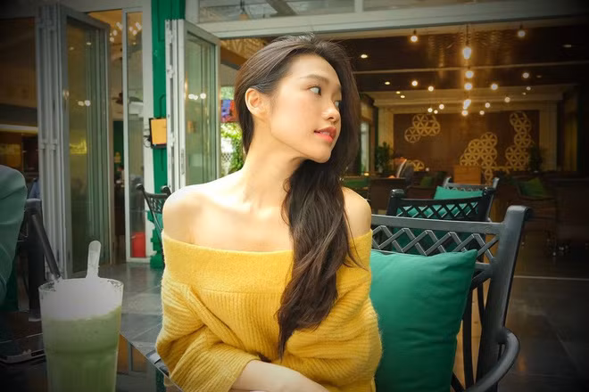 Vì vậy mà chẳng cần chung khung hình, netizen nhìn vào cũng mạnh dạn đoán được Đoàn Văn Hậu và Doãn Hải My đang tự để lộ hint hẹn hò.