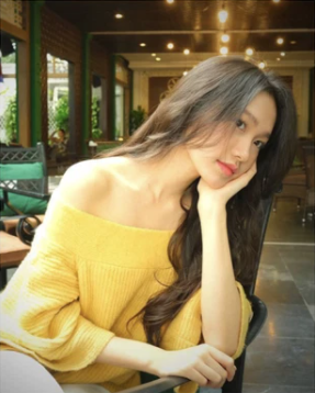 Điều đáng nói là 2 ngày trước, Doãn Hải My cũng check-in ở một quán có những chiếc ghế màu xanh tương tự.