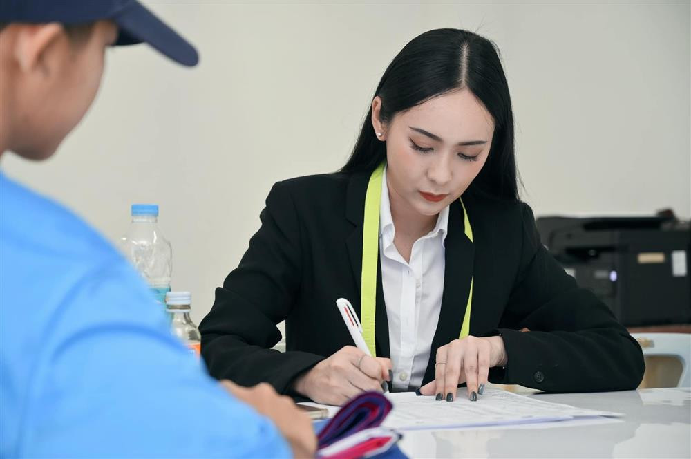 Sujitra Tabtong gây chú ý với vẻ ngoài xinh đẹp, năng động, quyến rũ và gương mặt luôn biết cười.