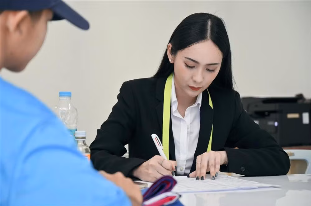 Sujitra Tabtong gây chú ý với vẻ ngoài xinh đẹp, năng động, quyến rũ và gương mặt luôn biết cười.