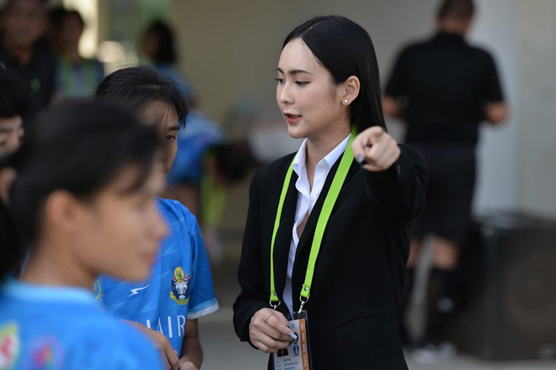Cũng chính nhờ nhan sắc của mình, Sujitra Tabtong được người hâm mộ Thái Lan gọi cô là ''nữ thần'' mới của bóng đá.