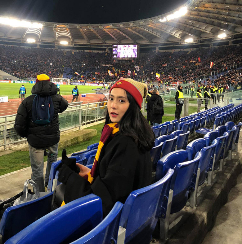 Sujitra Tabtong đang học thạc sĩ quản lý bóng đá chuyên nghiệp tại Đại học Suan Sunandha Rajabhat. Công việc ở Thai League cũng hỗ trợ cho việc học của người đẹp.