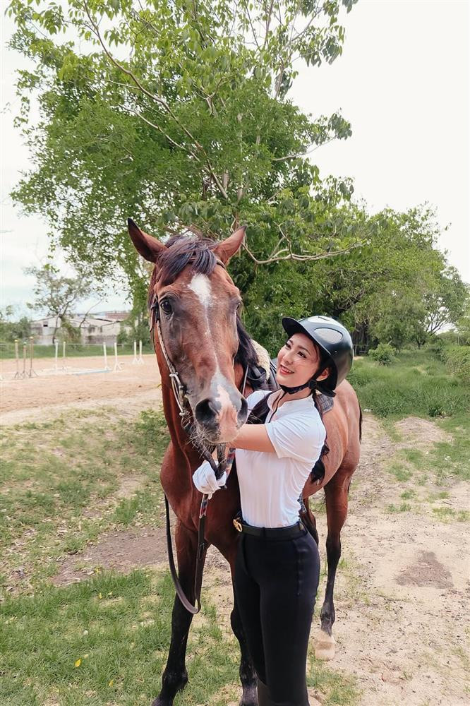 "Thường thì ai cũng thích xem bóng đá, trong đó có tôi. Ngoài ra, tôi có em trai là cầu thủ bóng đá. Vì vậy gia đình đã khuyến khích tôi học thạc sĩ quản lý bóng đá chuyên nghiệp. Tôi đam mê bóng đá và muốn quảng bá môn thể thao này cho mọi người ở mọi giới tính và lứa tuổi", Sujitra Tabtong cho biết.