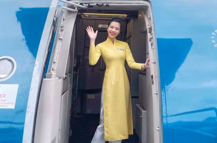 Tống Khánh Linh (SN 1998, quê ở Đắk Lắk) từng thu hút khi giữ chức tiếp viên trưởng trẻ tuổi nhất của hãng Pacific Airlines khi mới 21 tuổi.