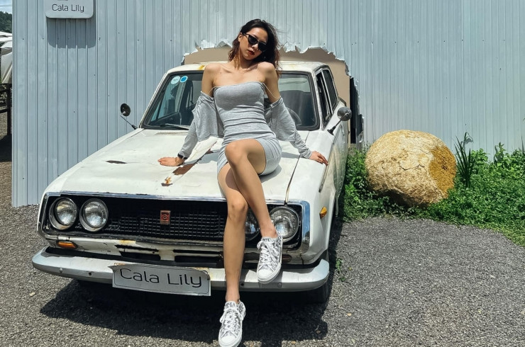 Bên cạnh công việc tiếp viên hàng không, Khánh Linh cũng đang phát triển bản thân ở một số lĩnh vực khác như kinh doanh, chụp look book,..