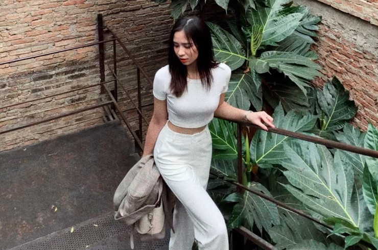 Được biết, Khánh Linh bắt đầu công việc tiếp viên hàng không khi 18 tuổi. Cô có ngoại hình xinh đẹp, chiều cao nổi bật 1m69, cùng phong thái tự tin.