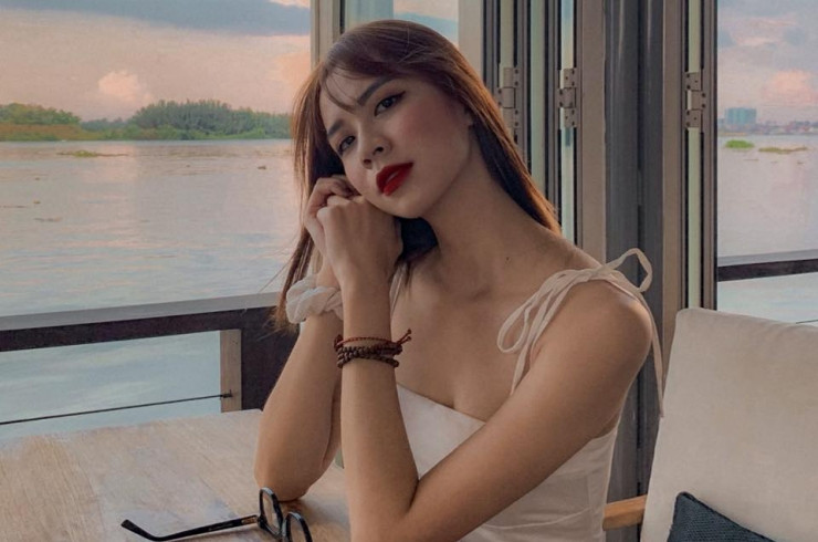 Khánh Linh từng bị mẹ giận nửa năm vì theo đuổi công việc tiếp viên hàng không. Rời bỏ đồng phục bay, cô xinh tươi đúng tuổi với phong cách trẻ trung.