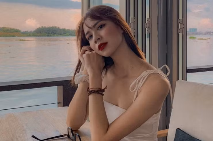 Khánh Linh từng bị mẹ giận nửa năm vì theo đuổi công việc tiếp viên hàng không. Rời bỏ đồng phục bay, cô xinh tươi đúng tuổi với phong cách trẻ trung.