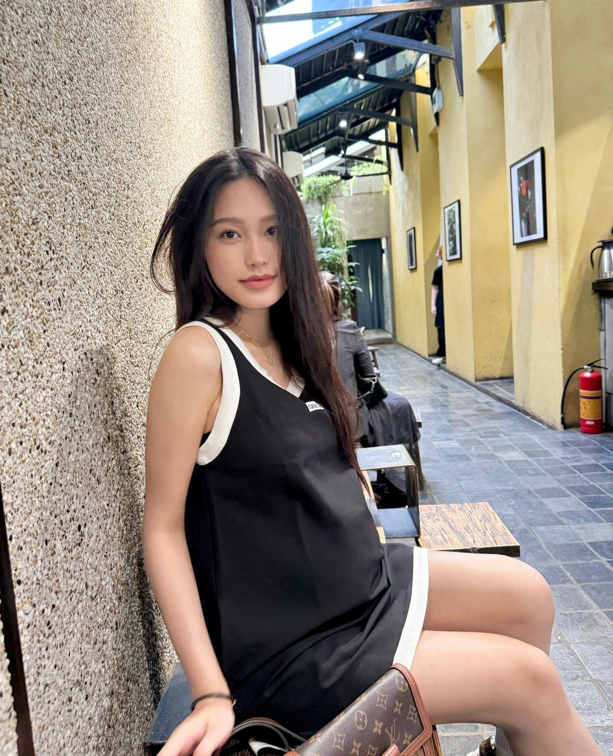 Ngược lại, Hải My còn ăn nhiều và tẩm bổ để có sữa nuôi con. Người đẹp cho rằng việc nuôi con hoàn toàn bằng sữa mẹ và chăm hút sữa góp phần không nhỏ giúp cô nhanh về dáng.