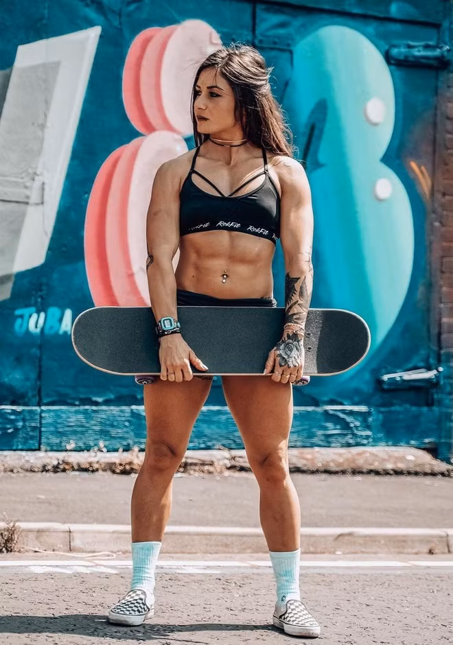 Đến năm 2012, Celia được một người quen giới thiệu những động tác crossfit (hệ thống các bài tập thể chất đa dạng trong cường độ cao). Cô bắt đầu tập luyện và đi thi đấu sau đó không lâu.