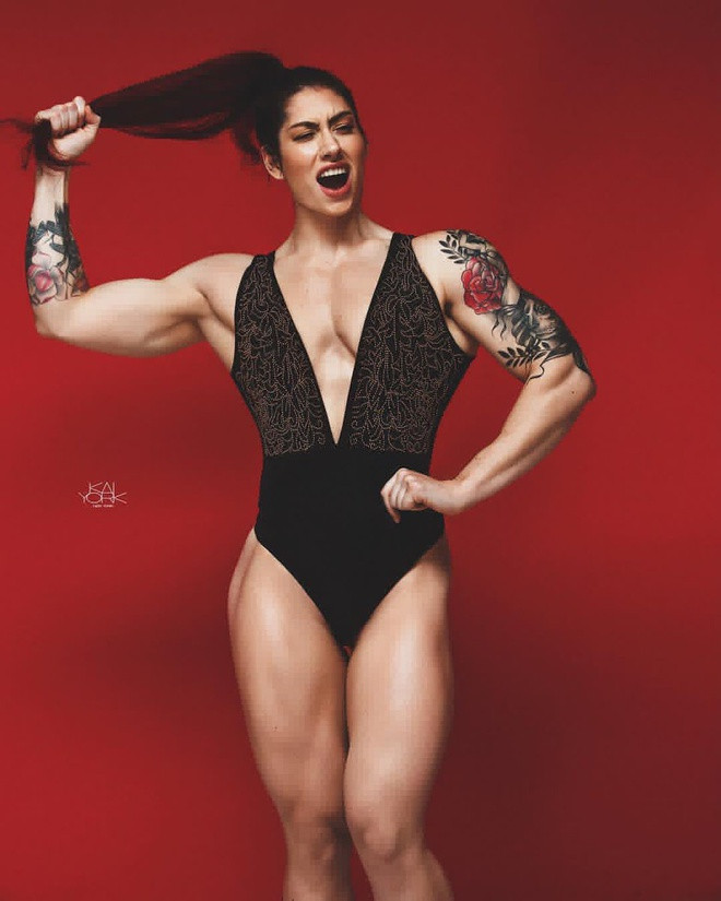 Natasha Aughey (đến từ Ontario, Canada) từng sở hữu một thân hình gầy gò, mảnh mai. Với mong muốn có cơ bắp rắn chắc, khỏe mạnh, cô nàng chăm chỉ tập nâng tạ và thực hiện chế độ ăn uống nghiêm ngặt.