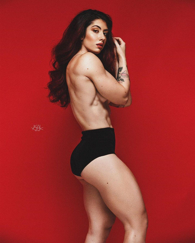 Hiện Natasha là vận động viên thể hình chuyên nghiệp và có thể nâng tạ đến 183,7 kg. Trước đây, 9X từng đoạt hạng 6 tại giải thể hình Ottawa Championships. Nhiều người hâm mộ đặt cho Natasha biệt danh là “tiên nữ cử tạ”, “hot girl cơ bắp”...