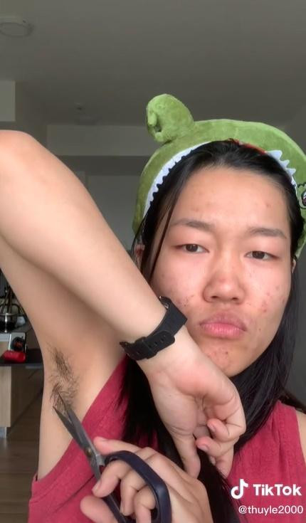 Dù là vậy, cư dân mạng vẫn dành cho Lê Thụy lời chê, cho rằng cô ngày càng lố bịch, "ô dề".