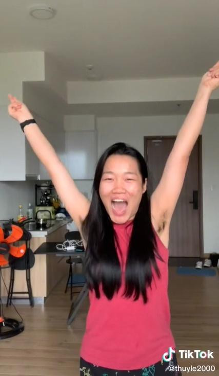 Tuy nhiên, hot TikToker nàng tiết lộ mục đích của việc gìn giữ vùng dưới cánh tay rậm rạp như rừng Amazon là để có cái hướng dẫn mọi người cách "wax" lông.