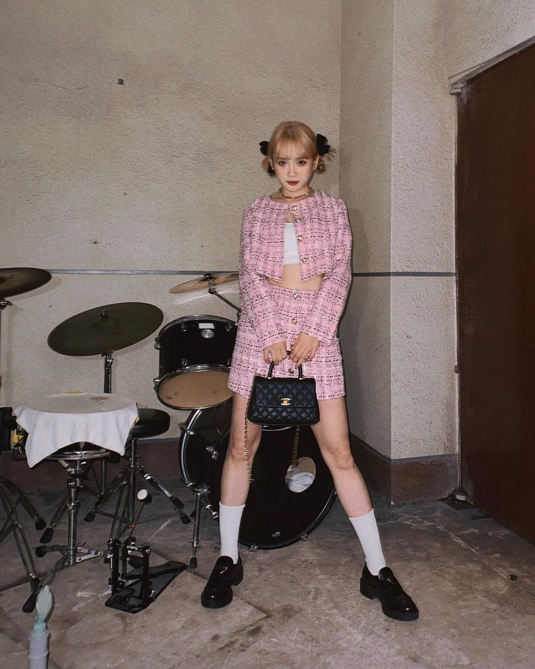 Bên cạnh đó, vốn có xuất thân là một vận động viên bóng rổ, các bài tập luyện hằng ngày với bóng cũng giúp Jumi rèn dáng săn chắc, không chút mỡ thừa.