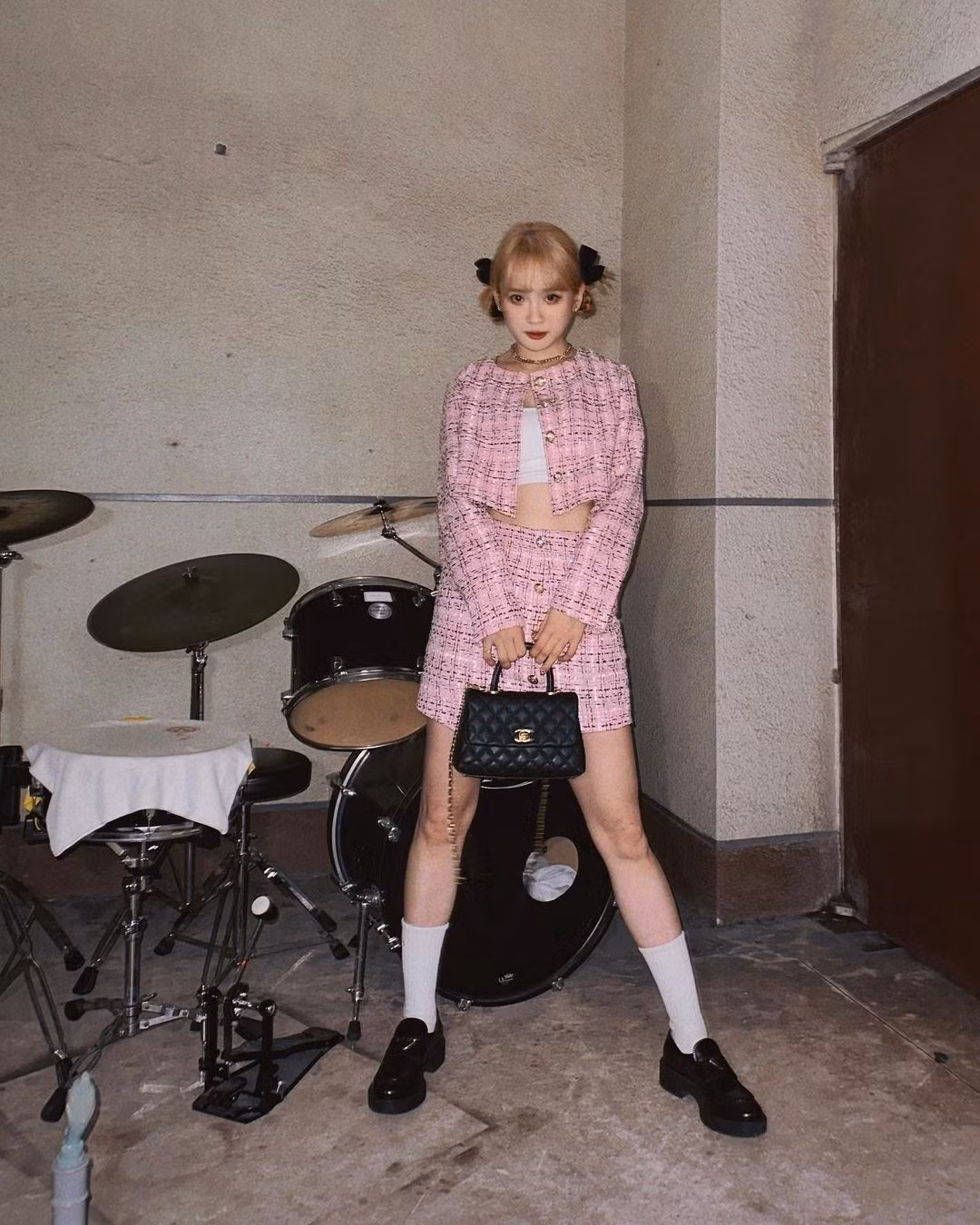 Bên cạnh đó, vốn có xuất thân là một vận động viên bóng rổ, các bài tập luyện hằng ngày với bóng cũng giúp Jumi rèn dáng săn chắc, không chút mỡ thừa.