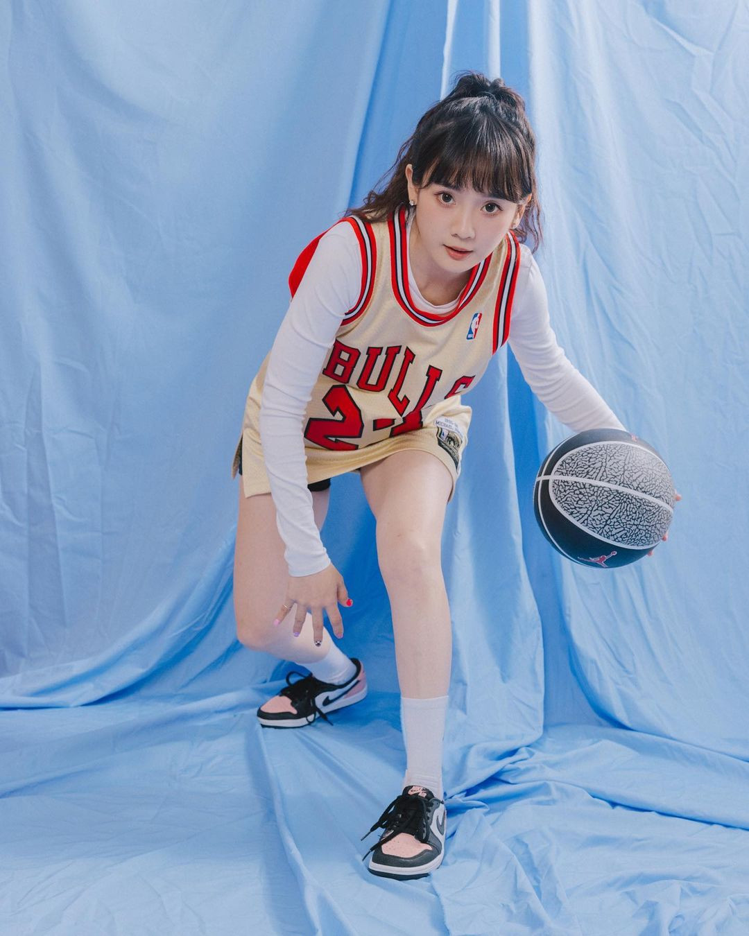 Về chế độ ăn uống Jumi không ăn kiêng, cô bổ sung nhiều protein tốt từ trứng, thịt giúp tăng cơ, duy trì thể lực tốt. Ăn nhiều rau xanh và uống nhiều nước cũng là bí quyết giúp mỹ nhân này có được sức khỏe tốt, làn da căng bóng mịn màng.