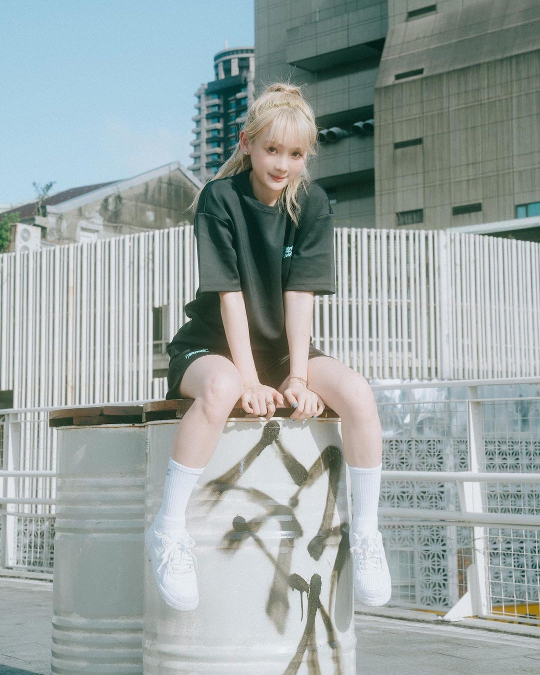 Nhiều người hâm mộ bình luận khen ngợi vóc dáng nóng bỏng với vòng eo thon gọn, vòng 1, vòng 3 đầy đặn của Jumi. "Bất ngờ quá, lâu nay chỉ toàn nhìn thấy body trong bộ quần đùi áo số thôi", "Da trắng quá", "Body đầy đặn mà nóng bỏng quá", "Thân hình hoàn hảo không chút mỡ thừa luôn nha",... là những bình luận của dân mạng.