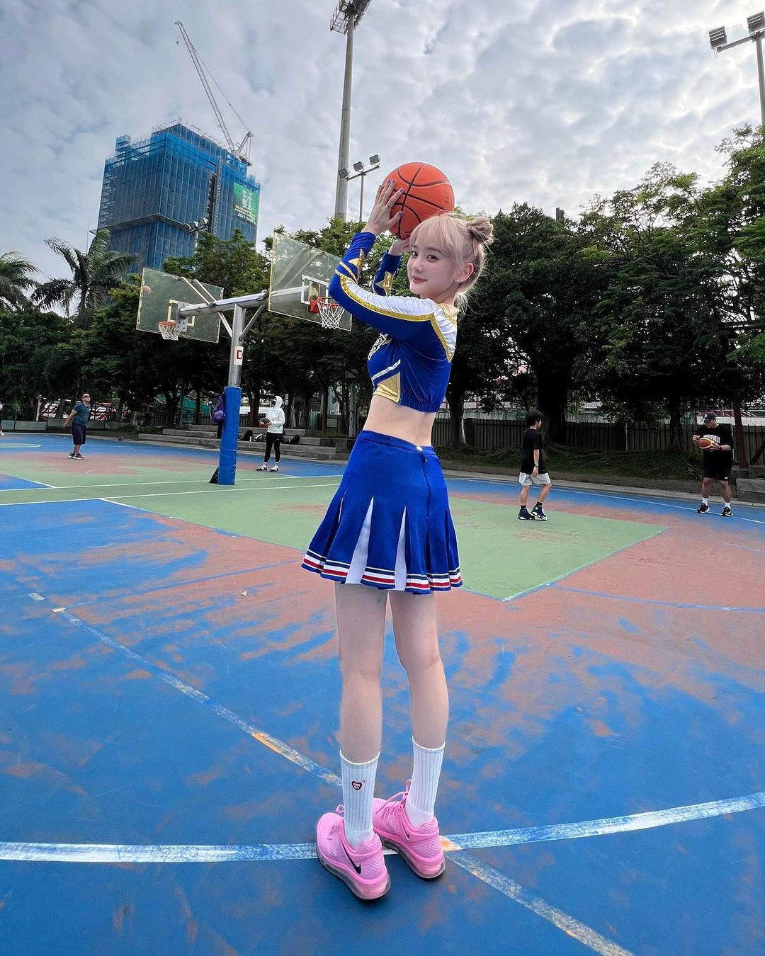 "Tôi nghĩ ai cũng luôn mong mình có một thân hình đẹp. Nhưng để có được điều đó chúng ta phải tập luyện thường xuyên và liên tục. Quá trình này chắc sẽ rất vất vả và lâu dài nhưng thật sự, bạn không thể có được cơ bụng săn chắc, 3 vòng nóng bỏng mà không cần tập thể dục đâu", Jumi chia sẻ.