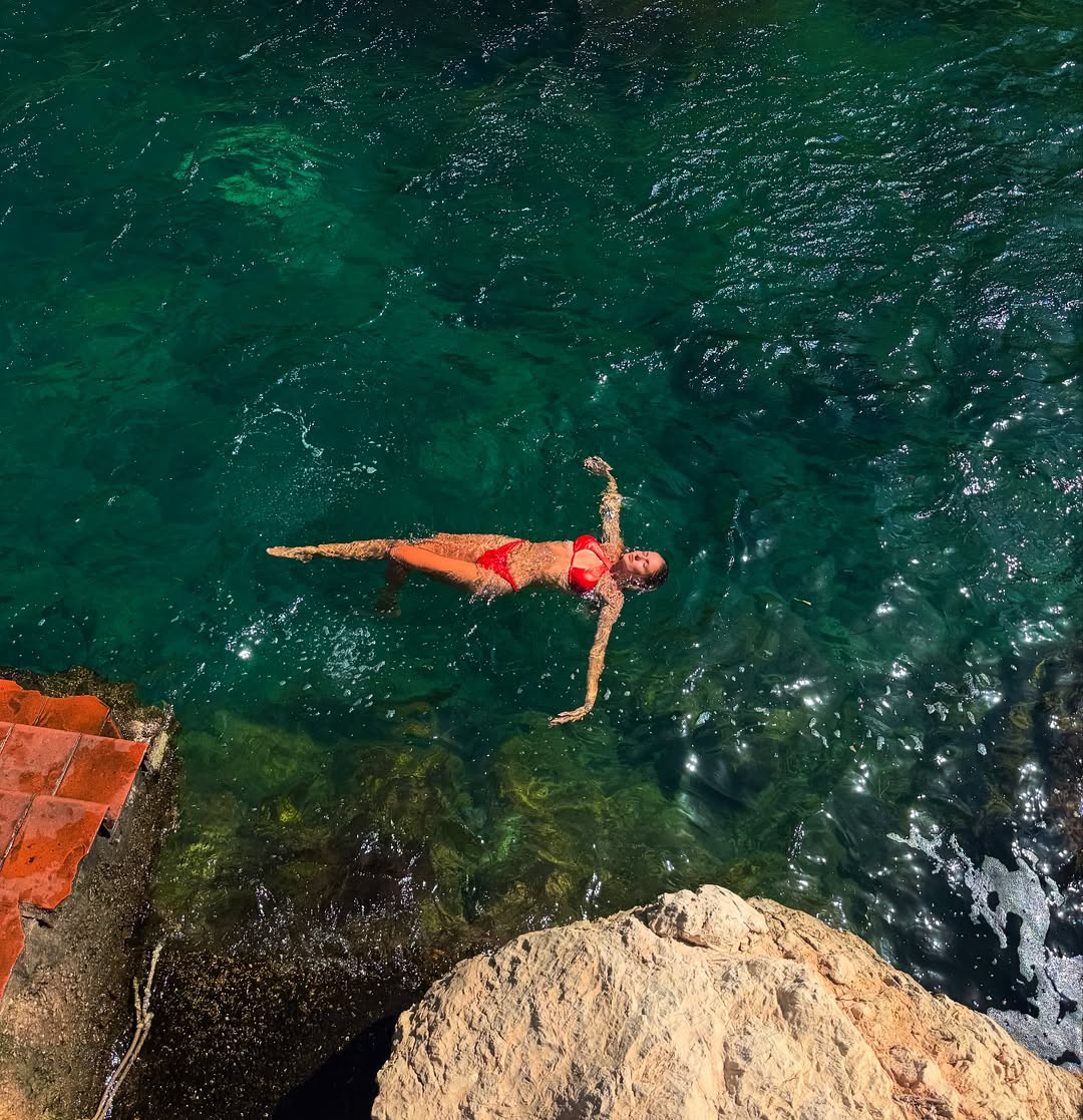 Người hâm mộ ngay lập tức dành những lời khen có cánh cho nữ vận động viên. Một người bình luận: “Nữ VĐV đẹp nhất thế giới. Cơ bụng của nàng thật săn chắc".