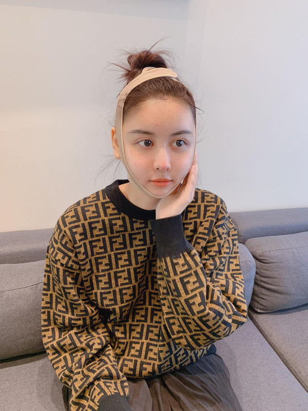 Ngay sau đó, Hà Lade cũng lên tiếng đáp trả lời bình luận của dân mạng. Cô tự tin đăng tải những hình ảnh can thiệp thẩm mỹ của mình.