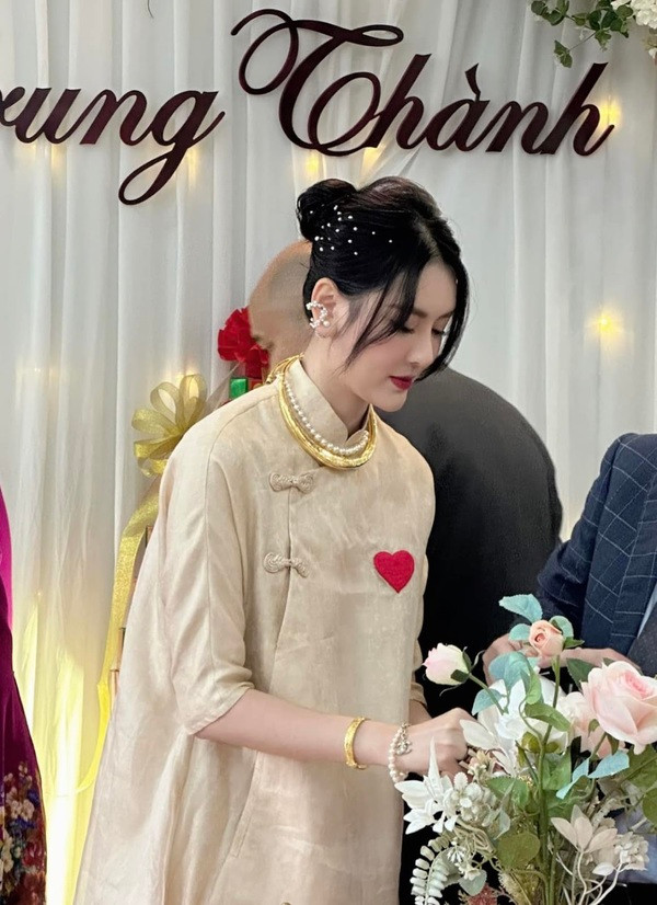 Dưới bài đăng của Hà Lade, rất nhiều người đã gửi lời chúc mừng tới cô. Một người chị của gái xinh này viết: "Chúc mừng em tôi đã có chủ. Đôi bạn thân đẹp tuyệt vời ạ".