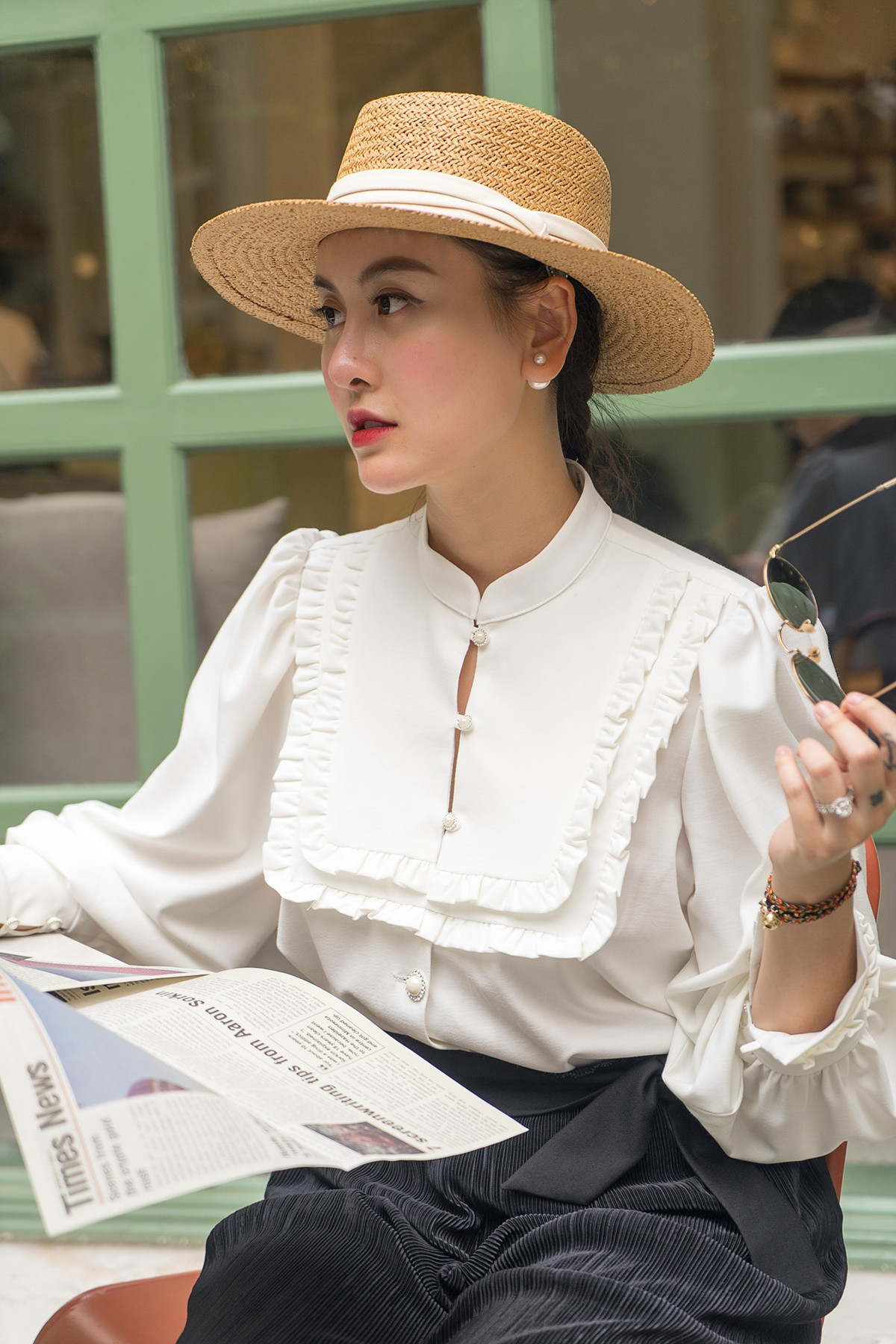 Thời gian sau đó, Hà Lade lại tiếp tục gây xôn xao với hình ảnh khác lạ. Cô cũng thẳng thắn thừa nhận đã nâng mũi, hạ gò má, làm răng sứ…