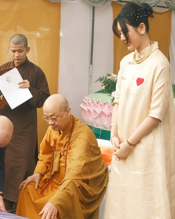 Hà Lade là một trong những hot girl đời đầu ở Hà Nội. Cô từng là chủ đề bàn tán của nhiều người khi lộ diện nhan sắc “lên xuống thất thường”.