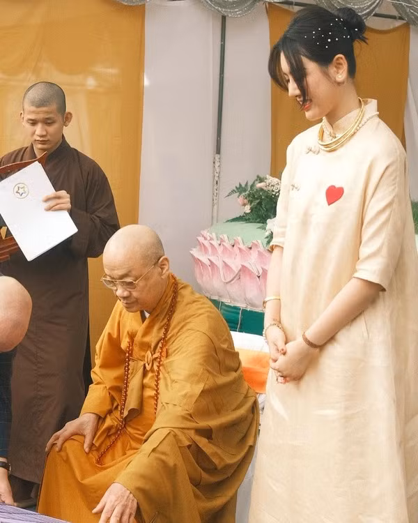 Hà Lade là một trong những hot girl đời đầu ở Hà Nội. Cô từng là chủ đề bàn tán của nhiều người khi lộ diện nhan sắc “lên xuống thất thường”.