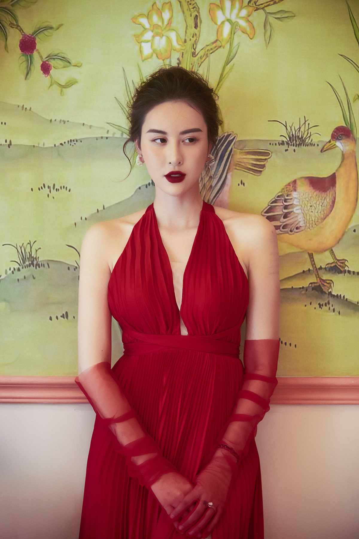 Trong mỗi khung hình, Hà Lade đều thể hiện sự thần thái, sang chảnh của mình.