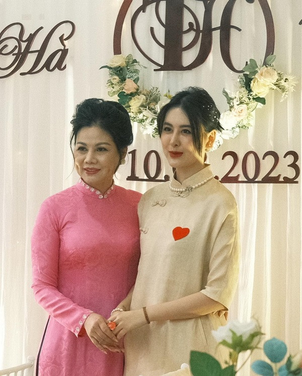 Dù không trực tiếp để cập tới việc kết hôn nhưng thông qua những hình ảnh cùng lời chúc của mình người, ai cũng đoán được Hà Lade vừa làm lễ ăn hỏi, chuẩn bị lên xe hoa về nhà chồng.