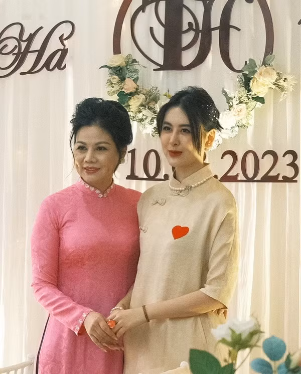 Dù không trực tiếp để cập tới việc kết hôn nhưng thông qua những hình ảnh cùng lời chúc của mình người, ai cũng đoán được Hà Lade vừa làm lễ ăn hỏi, chuẩn bị lên xe hoa về nhà chồng.