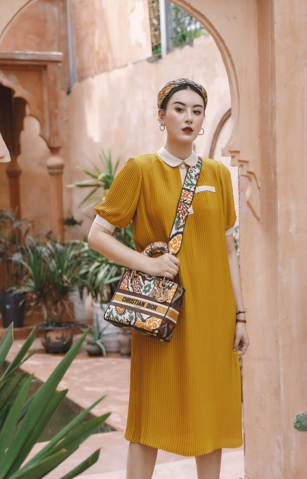 Hà Lade tiết lộ cô đã chi tới 8.000 USD (tương đương 184 triệu đồng) cho việc hạ gò má và cấy mỡ mặt.