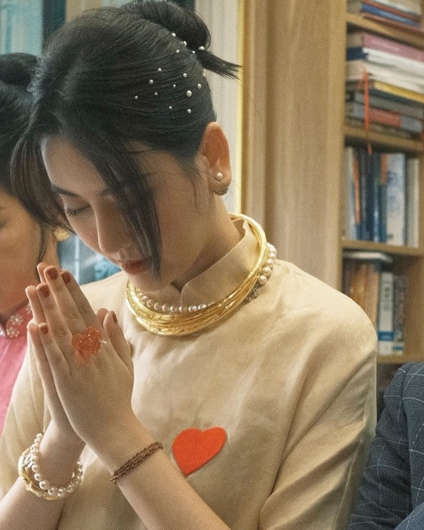 Đăng kèm dòng trạng thái là hình ảnh Hà Lade mặc áo dài, búi tóc đơn giản, đeo kiềng vàng. Dù trong trang phục nhã nhặn, đơn giản, hot girl Hà Nội này vẫn giữ được nhan sắc tươi tắn, thần thái rạng rỡ của mình.