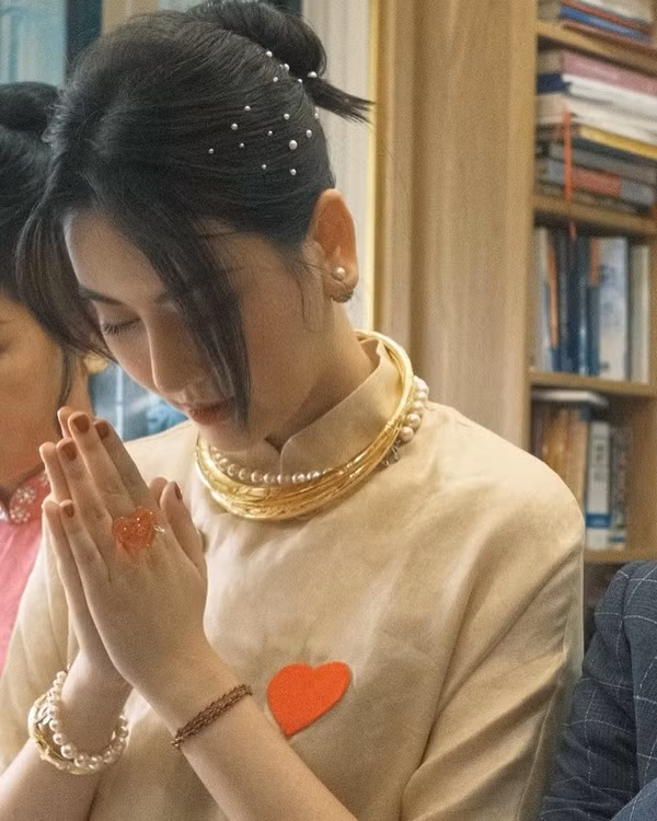 Đăng kèm dòng trạng thái là hình ảnh Hà Lade mặc áo dài, búi tóc đơn giản, đeo kiềng vàng. Dù trong trang phục nhã nhặn, đơn giản, hot girl Hà Nội này vẫn giữ được nhan sắc tươi tắn, thần thái rạng rỡ của mình.