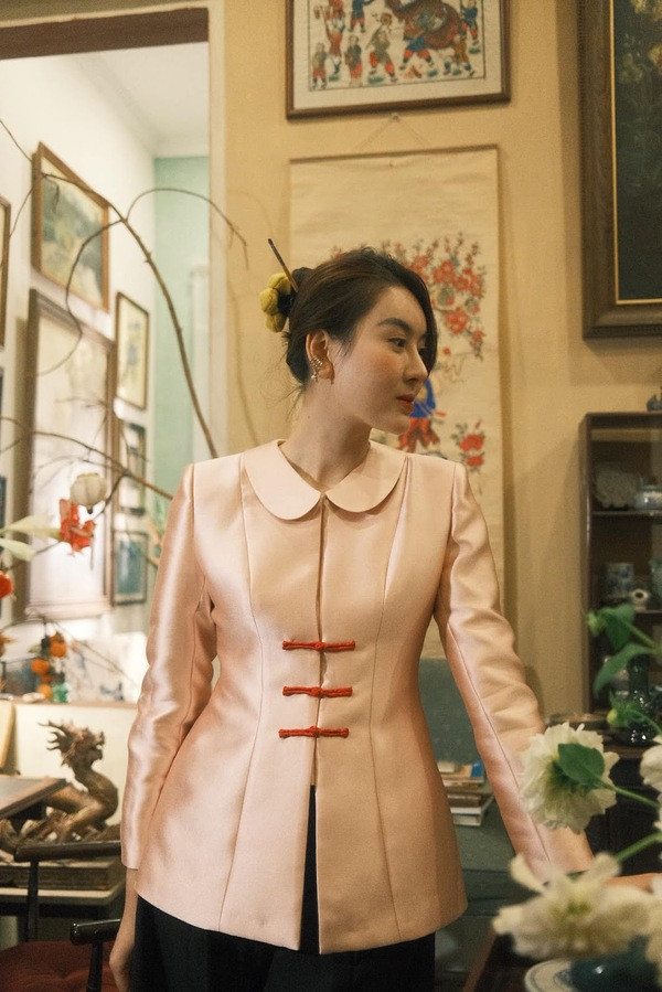 Mới đây, trên trang cá nhân, Hà Lade bất ngờ thông báo tin vui. Cô đăng tải dòng trạng thái: “Kỷ niệm cuộc đời, cảm ơn mọi người tiếp dẫn trợ duyên”.