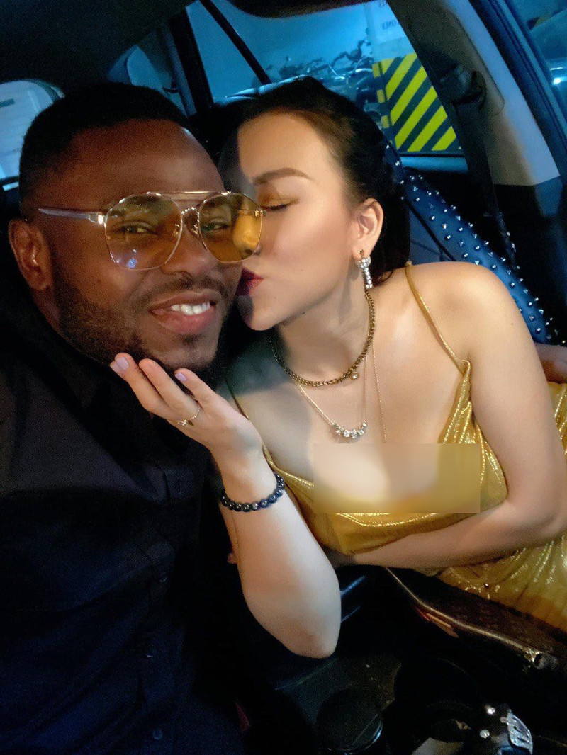 Chia sẻ về cuộc sống hôn nhân, chị Phương cho biết mình đã nhận được rất nhiều thứ nhờ việc lấy chồng ở tuổi 30. Thậm chí, sau khi kết hôn chị còn cảm thấy hạnh phúc và sung sướng hơn hẳn hồi mới yêu. Lúc nào anh Cee Jay cũng thể hiện tình cảm với vợ, ngay cả trước mặt bạn bè hay đối tác.