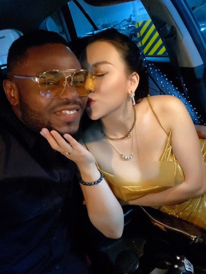 Chia sẻ về cuộc sống hôn nhân, chị Phương cho biết mình đã nhận được rất nhiều thứ nhờ việc lấy chồng ở tuổi 30. Thậm chí, sau khi kết hôn chị còn cảm thấy hạnh phúc và sung sướng hơn hẳn hồi mới yêu. Lúc nào anh Cee Jay cũng thể hiện tình cảm với vợ, ngay cả trước mặt bạn bè hay đối tác.