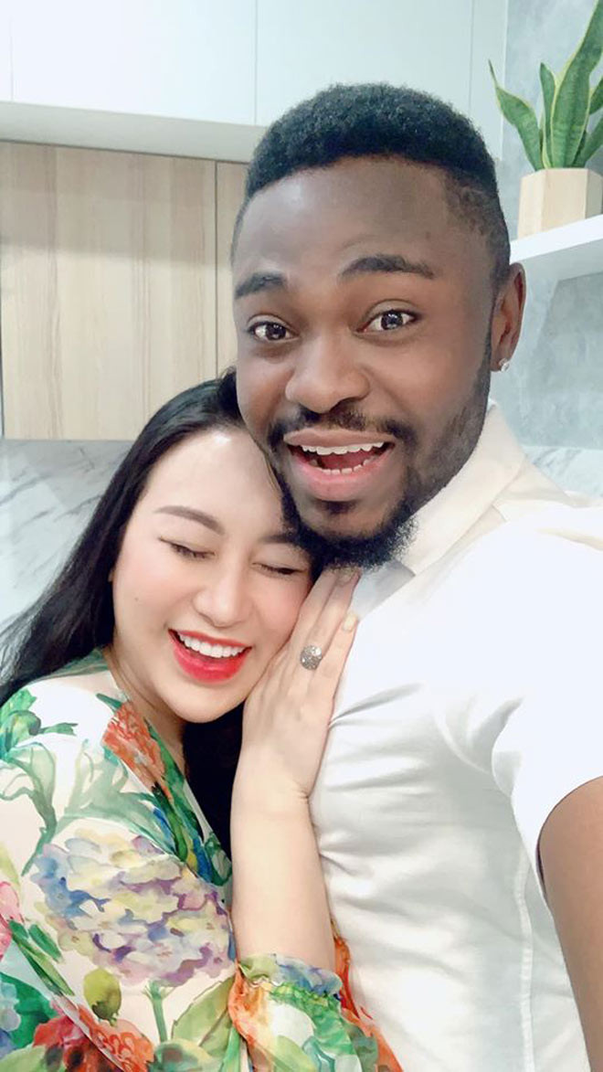 Bé Upi chính là minh chứng tình yêu quý giá nhất của Lê Phương và Cee Jay. Sau khi biết có em bé, cả hai đã quyết định về chung một nhà. Khi đến nhà bạn gái để bàn chuyện đại sự, anh chàng tới từ Châu Phi đã bị bố vợ tương lai điều tra kinh tế.