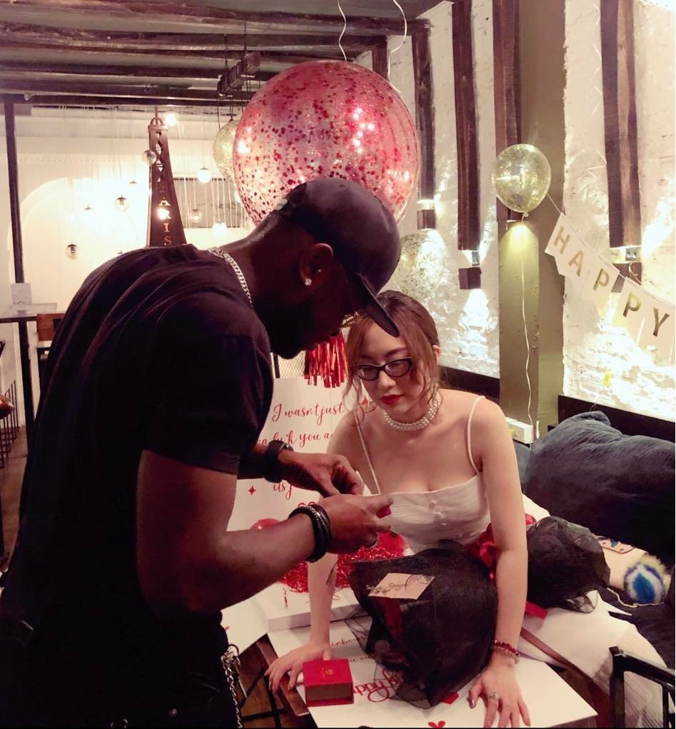 Yêu người ngoại quốc, chị Phương đã phải đối mặt với rất nhiều lời đàm tiếu, bình phẩm khó nghe. Khi biết chuyện, anh Cee Jay cũng rất lo bạn gái sẽ bị tổn thương. Thực tế chị Phương lại chẳng hề bận tâm đến điều đó. Chị chỉ coi những lời này là "hạt sỏi ven đường".