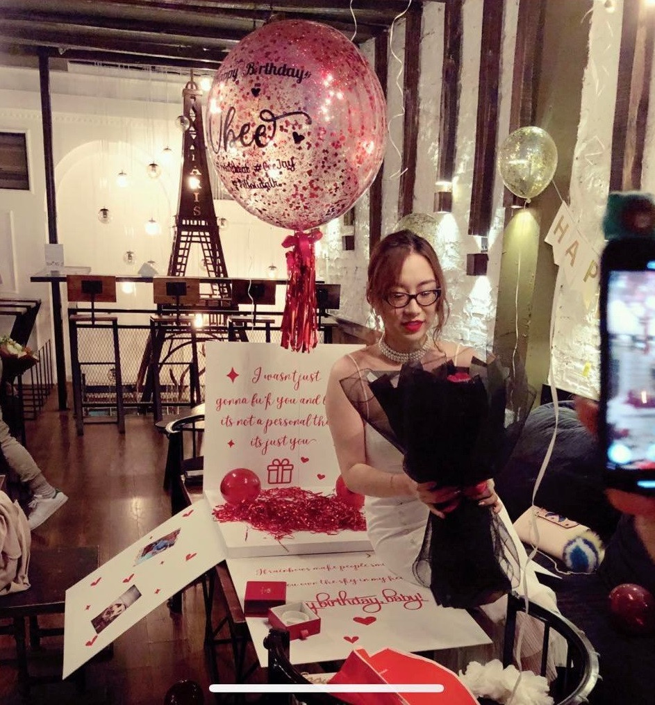 Tất nhiên, giống như bao cặp đôi khác, chuyện tình của chị Phương và anh Cee Jay cũng từng phải trải qua những giai đoạn thăng trầm. Thời điểm khi chàng Youtuber phá sản cũng là lúc mối tình của họ được hơn 2 tháng. Lúc này, vì quá tự ti về bản thân nên anh đã nói lời chia tay với bạn gái. Nhận được tin nhắn, chị Phương rất bất ngờ, tuy nhiên chỉ một tuần sau, anh lại gọi điện mong chị hãy quay lại.