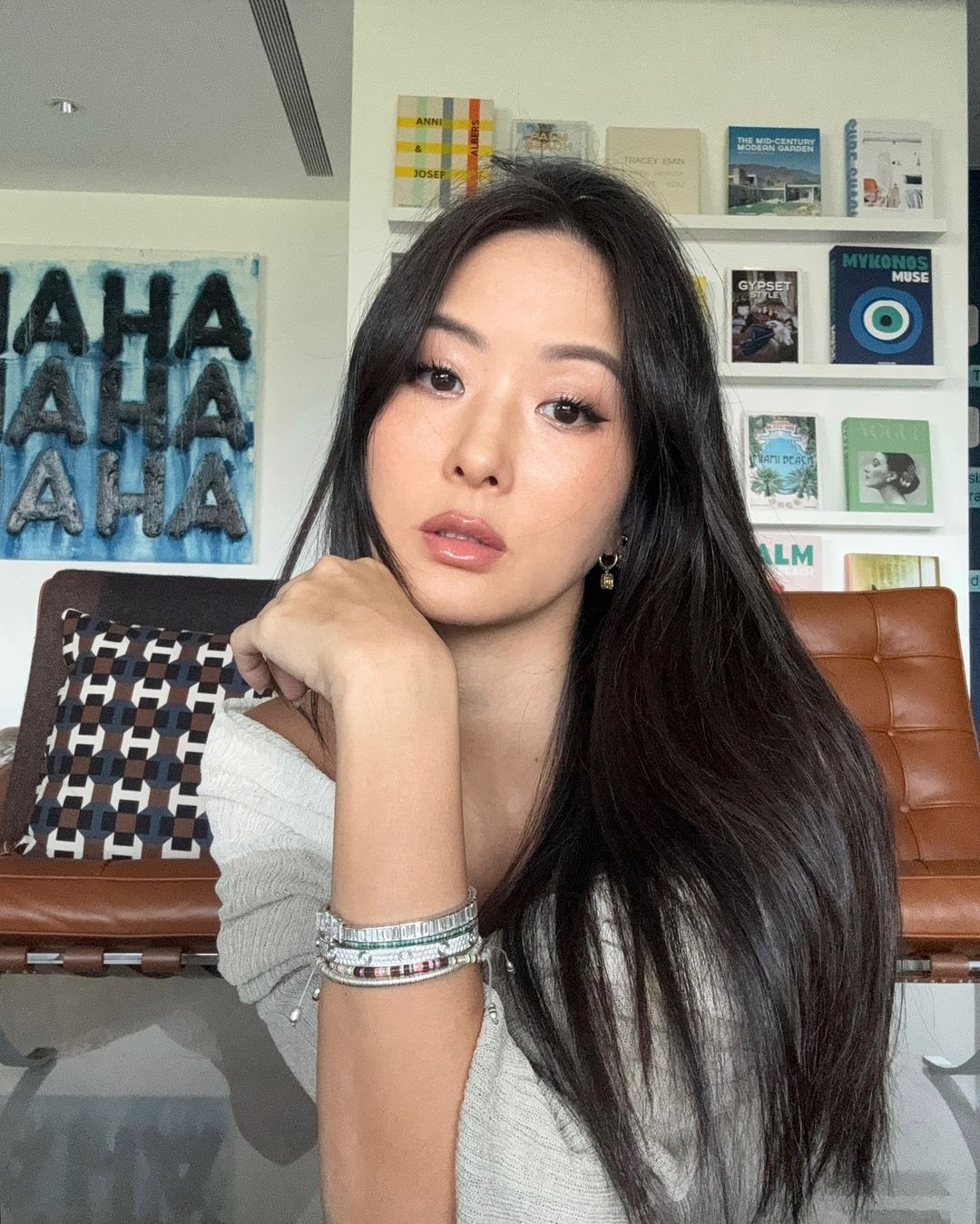 Sở dĩ Aimee có được sự trẻ trung như vậy là nhờ gu thời trang hiện đại. Bên cạnh đó, cô còn chú trọng trong duy trì thói quen ăn uống lành mạnh.