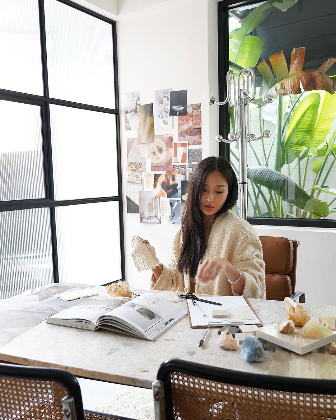 Mỗi lần đi bên cạnh con gái của mình, Aimee thường bị nhầm là bạn của con. Hiện bước sang độ tuổi U50, bà mẹ 1 con vẫn liên tục gây sốt vì quá đỗi trẻ trung.