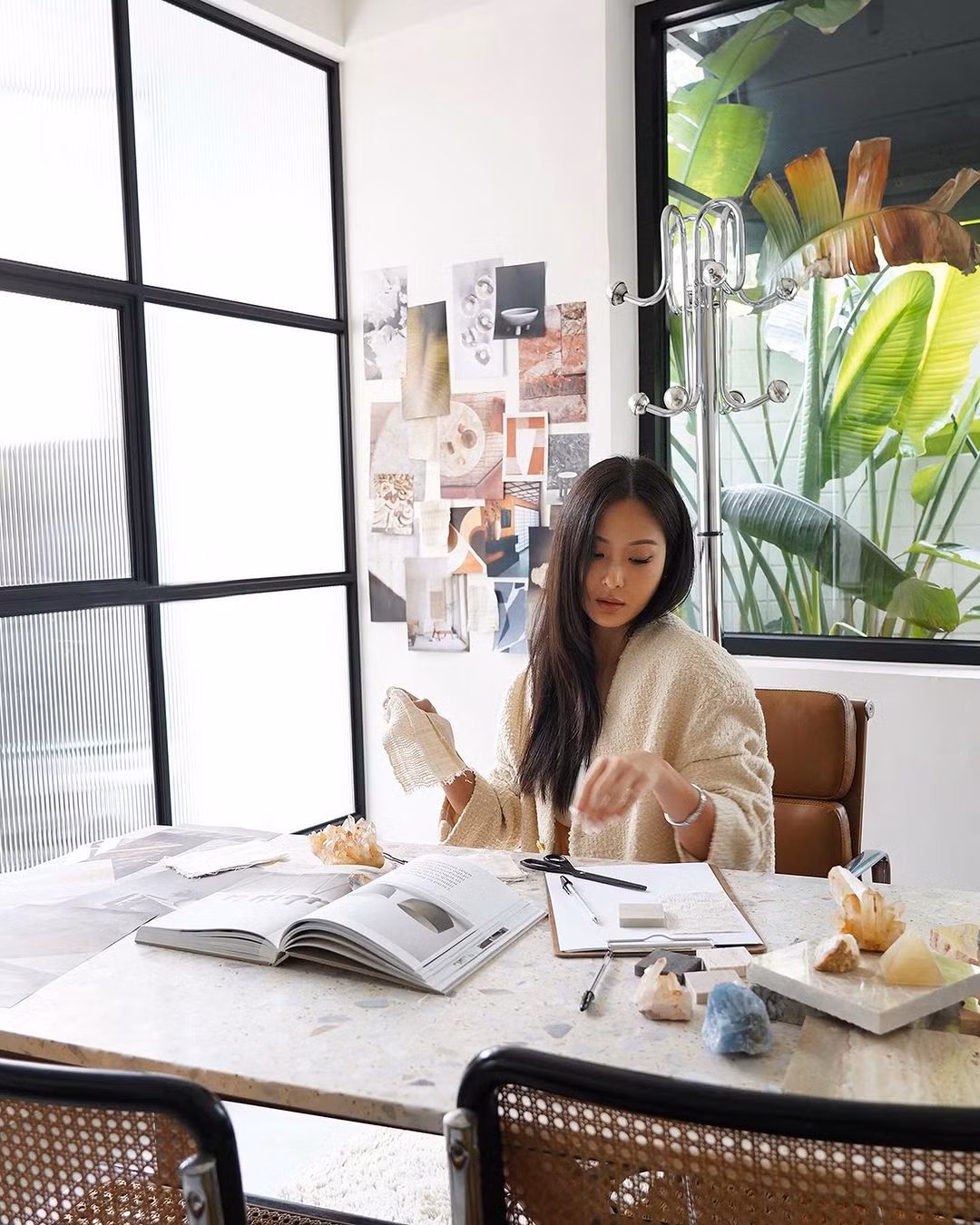 Mỗi lần đi bên cạnh con gái của mình, Aimee thường bị nhầm là bạn của con. Hiện bước sang độ tuổi U50, bà mẹ 1 con vẫn liên tục gây sốt vì quá đỗi trẻ trung.