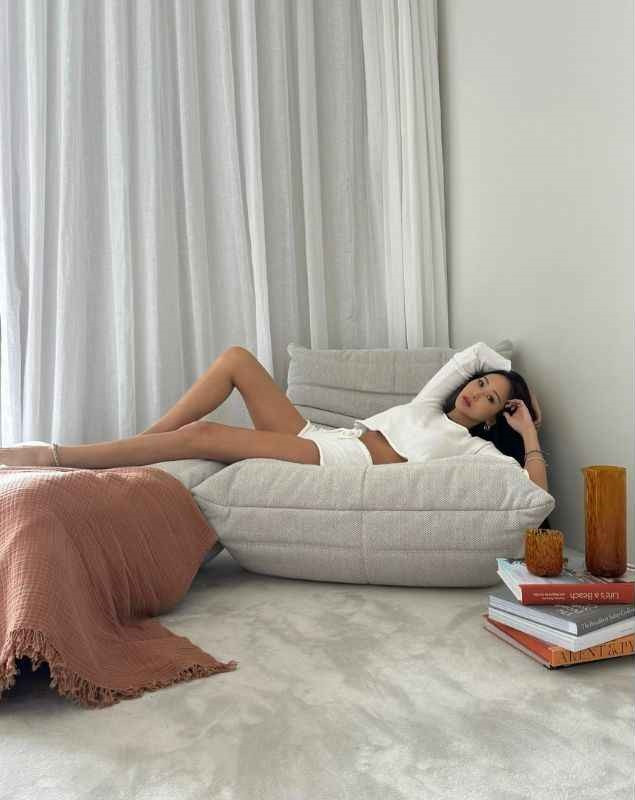 Xinh đẹp và giàu có, ái nữ người Đài Loan này thường có mặt tại các sự kiện thời trang ở hàng ghế đầu. Mỗi lần như vậy, cô luôn thu hút ánh nhìn của công chúng bởi thần thái cùng gu ăn mặc sành điệu.