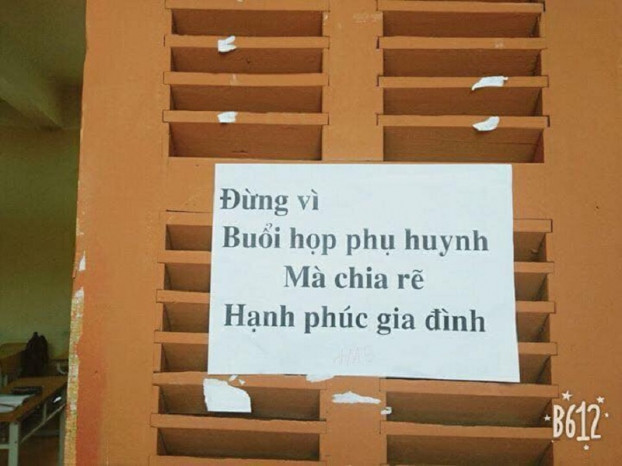 Cách đây chưa lâu, nội dung trên tấm bảng: “Đừng để buổi họp phụ huynh ảnh hưởng đến hạnh phúc gia đình. Vài ba con số hay dăm ba cái danh hiệu không thể bằng một cái tết sum vầy, đầm ấm được!!!” gây bão mạng.