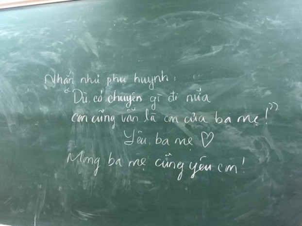 Lời nhắn cho phụ huynh được các bạn học sinh viết lại lên bảng trước khi buổi lễ diễn ra.