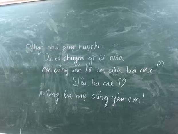 Lời nhắn cho phụ huynh được các bạn học sinh viết lại lên bảng trước khi buổi lễ diễn ra.