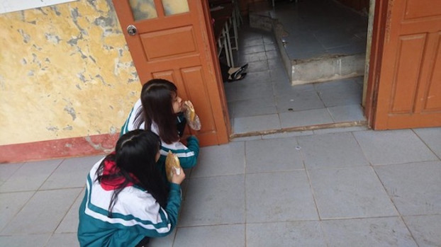 Tuổi học trò đều sẽ có ít nhất một lần đứng ngồi không yên, lo lắng tột độ khi cha mẹ đi họp phụ huynh. Dường như số phận ngày hôm đó sẽ được quyết định bằng những lời nói của thầy cô.