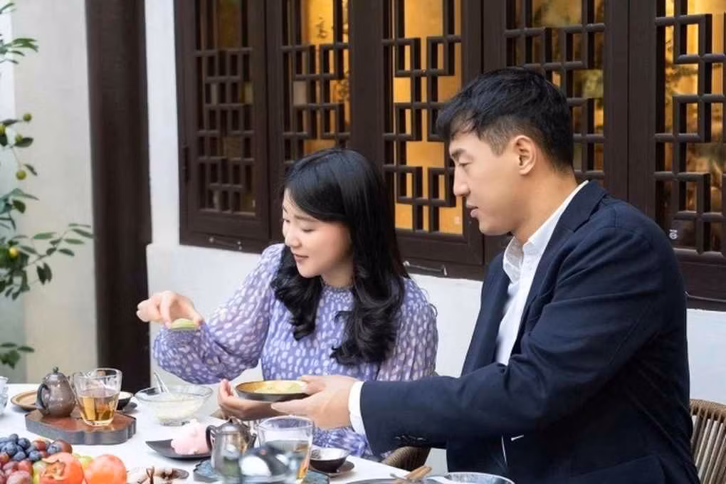 Tương tự các anh chị em của mình, Công chúa Eeuphelma có học vấn đáng nể, từng học tập ở nước ngoài. Cô theo học tại trường trung học nội trú ở Thụy Sĩ và tốt nghiệp ngành Xã hội học tại Đại học Georgetown (Mỹ) năm 2016. Em gái Quốc vương Bhutan còn có niềm đam mê với thể thao, đặc biệt là bộ môn bóng rổ.